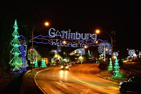 Gatlinburg Christmas, North Carolina Christmas, Christmas In The Mountains, Smoky Mountain Christmas, Travel Nashville, Cool Christmas Lights, Tennessee Road Trip, Gatlinburg Vacation, Gatlinburg Cabin Rentals