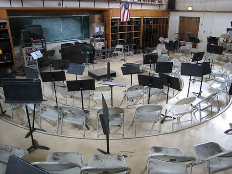 School Music Room, High School Music Classroom, Band Room Ideas, Band Classroom, Music Room Ideas, Choir Room, Middle School Band, Music Room Art, School Highschool