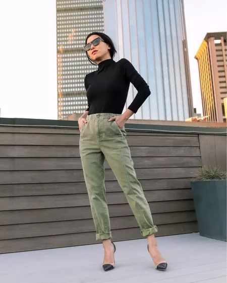 Joggers Outfit Fall, Green Joggers Outfit, Green Trousers Outfit, Outfit With Heels, Military Green Pants, Extra Petite Blog, Green Pants Outfit, Colour Combinations Fashion, Slim Joggers