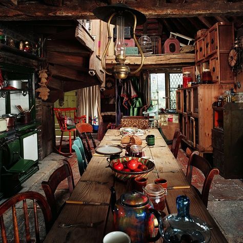 Prior to "Harry Potter and the Half-Blood Prince" only ground-floor interior sets, such as the kitchen, existed for The Burrow, while all exterior shots were generated with CGI. “We wanted everything - from the furniture through to the crockery on the kitchen table - to look as if it had been bought in second-hand shops, picked up at swap meets, or rescued from curbs.” - Stephenie McMillan #HarryPotter Dark Hogwarts, Hp Visuals, Enchanted Aesthetic, Harry Potter Kitchen, Hp Aesthetic, Weasley Aesthetic, Weasley Family, Gryffindor Aesthetic, The Burrow