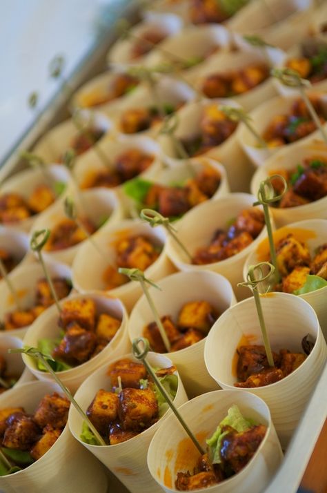 Chilly paneer - finger food style Food Starters, Indian Wedding Food, Wedding Food Catering, Tandoori Paneer, Wedding Food Menu, Indian Appetizers, Indian Street Food, Food Stall, Indian Snacks