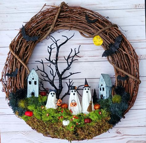 Halloween wreath with trick or treating ghosts. Simple Halloween Wreath Diy, Ghost Wreaths For Front Door, Chicken Coop Wreath, Spider Web Wreath Diy, Ghost Wreath Diy, Diy Halloween Wreaths For Front Door, Halloween Wreaths Diy, Halloween Wreath Ideas Diy, Grapevine Wreath Ideas