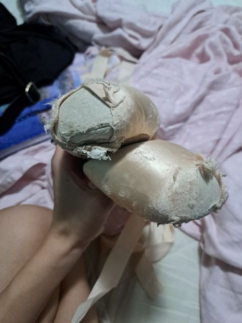 Worn Out Ballet Shoes, Sewing Pointe Shoes Aesthetic, Ballet Feet Damage Pointe Shoes, Real Ballet Core, Bloch Pointe Shoes, Shoes Coquette, Dancer Things, Ballerina Core, Coquette Ballet