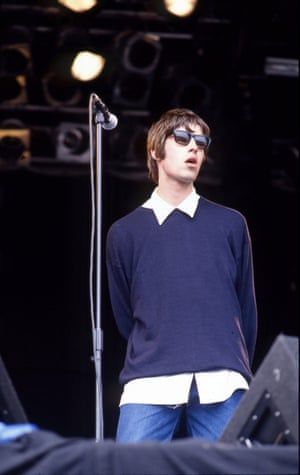 Liam Gallagher Glastonbury 1994, Mens Style 90s, Liam Gallagher 90s Style, 90s British Fashion, Britpop Fashion, Britpop Fashion 90s, 90’s Fashion Men, Liam Gallagher 1994, Glastonbury Fashion