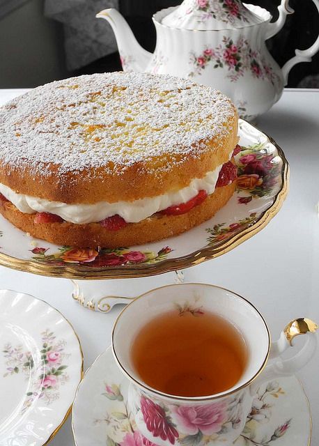 Homemade Victoria Sponge Cake with Darjeeling Tea Victoria Cake Aesthetic, Tea And Cake Aesthetic, Victorian Sponge Cake, Afternoon Tea Food, Victorian Sponge, Cake With Whipped Cream, Darjeeling Tea, Victoria Sponge Cake, Country Rose