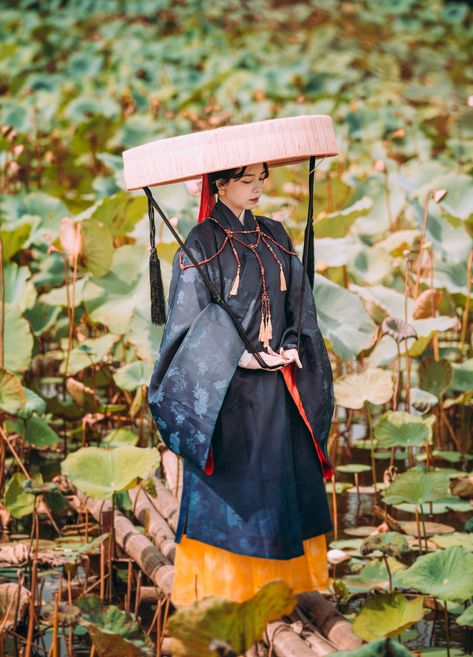 Southeast Asian Traditional Clothing, Vietnamese Royal Clothes, Vietnamese Cultural Clothing, Vietnamese Fashion Traditional, Cultural Outfits, Traditional Vietnamese Clothing, Vietnamese Traditional Clothing, Cultural Clothes, Vietnamese Fashion