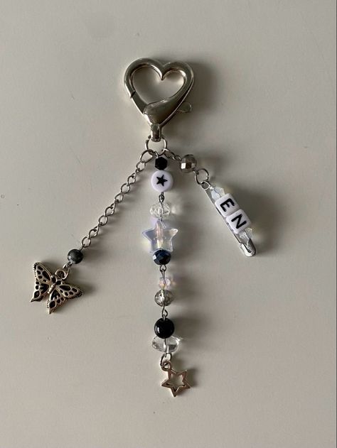 Enhypen Keychain Ideas, Enhypen Diy Ideas, Beads Keychain Design, Enhypen Inspired Bracelet, Enhypen Gift Ideas, Enhypen Accessories, Enhypen Bracelet Ideas, Enhypen Diy Crafts, Enhypen Crafts