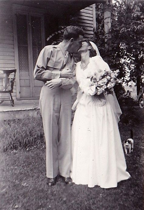 A soldier and his bride and their cat :) Groom Flower, Save Money Wedding, Photo Bride, Vintage Wedding Photos, Beautiful Beach Wedding, Vintage Woman, Wedding Gowns Vintage, Vintage Bride, Ideal Wedding