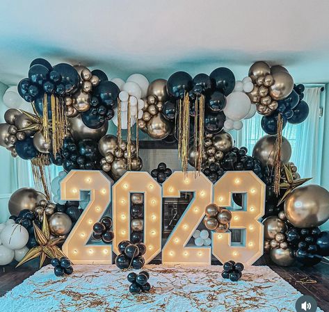 2023 Loading, Nye Balloons, New Year's Eve Backdrop, New Years Eve Party Ideas Decorations, Graduation Party Backdrops, Vintage Birthday Parties, Disco Party Decorations, Graduation Party Planning, Decorations Balloons