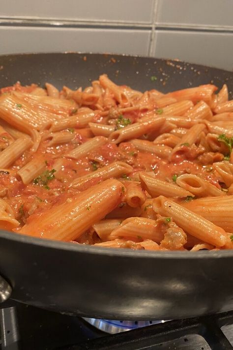 Vodka Sauce Recipes, Vodka Penne Pasta, Pasta Aesthetic, Penne Alla Vodka, Tomato Cream Sauce, Alla Vodka, Cream Sauce Recipes, Pasta Lover, Spicy Food