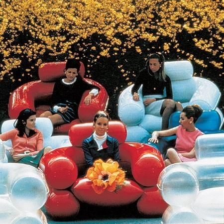 Here, some swingin’ ’60s style, too. | Inflatable Furniture Is Actually A Product Of The 1960s Inflatable Furniture, Furniture Sketch, Inflatable Chair, Beat Generation, Panton Chair, Futuristic Furniture, Urban Furniture, Charles Eames, Deco Furniture