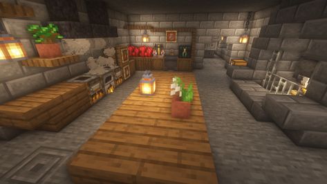 Minecraft Castle Kitchen Ideas, Castle Kitchen Minecraft, Minecraft Castle Dining Hall, Medival Interior Minecraft, Minecraft Meeting Room Ideas, Minecraft Castle Kitchen, Minecraft Medieval Kitchen, Minecraft Kitchen Design, Minecraft Medieval Castle