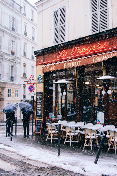 Beautiful photos of visiting Paris in Winter. Colors And Moods, Paris Snow, Paris In December, France Winter, Paris Winter, Visiting Paris, Christmas In Europe, Paris Vibes, Andy Williams