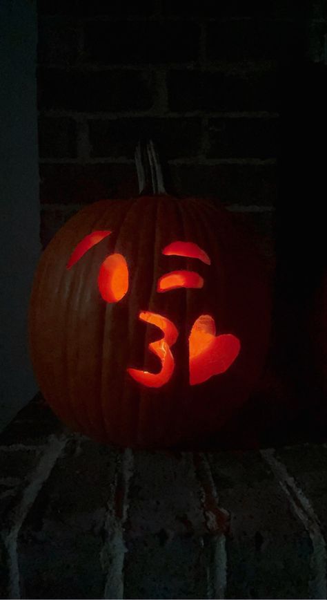 Pumpkin Carving Ideas Trendy, Couple Halloween Pumpkin Carving, Matching Carved Pumpkins, Love Pumpkin Carving Ideas, Pumpkin Carving Boyfriend, Funny Pumkin Carvings, Cute Pumpkin Carving Ideas For Couples, Duo Pumpkin Carving Ideas, Cute Couple Pumpkin Carving