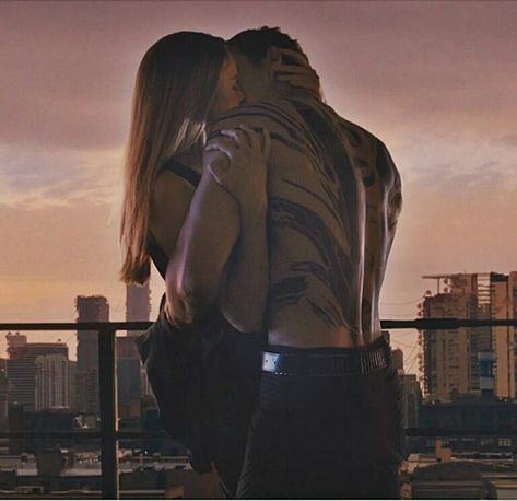 Four And Tris Divergent, Divergent Kiss, Tris Divergent, Divergent Tattoo, Divergent 2014, Divergent Theo James, Divergent Tris, Divergent Memes, Tris And Tobias