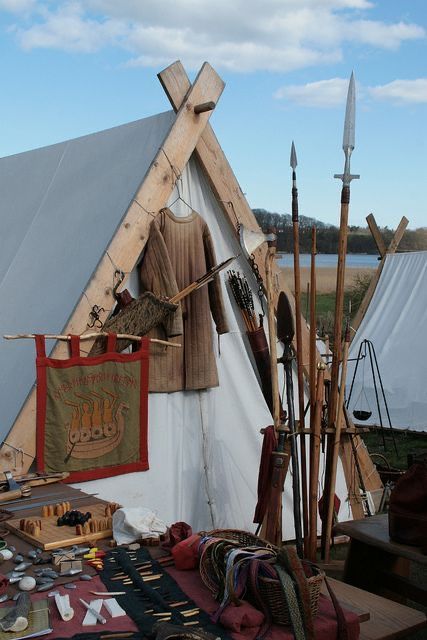 Viking Tent, Viking Camp, Zelt Camping, Viking House, Viking Reenactment, Viking Life, Cool Tents, Viking Culture, Festival Camping