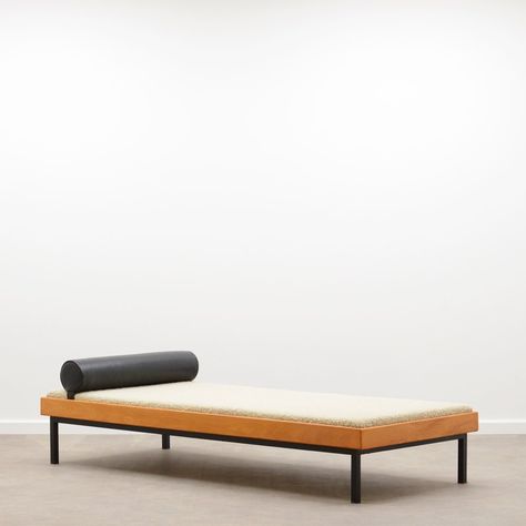 Listed on VNTG.com: Mid-century design bouclé daybed, the Netherlands 60s | #vntg #vintage Daybed Mid Century Modern, Retro Day Bed, Vintage Wood Day Bed, 70s Day Bed, Vintage Brass Daybed, 70s Design, Urban Modern, Day Bed, Maximalist Decor