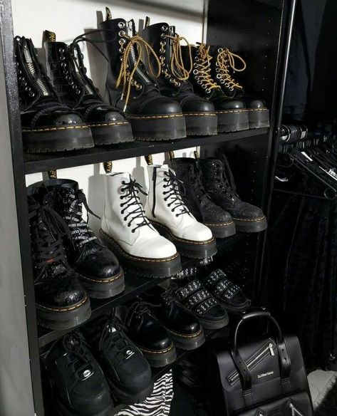 Black Platform Combat Boots, Goth Doc Martens Outfit, Doc Marten Aesthetics, Dc Martens Aesthetic, Dr Martens Aesthetic, Combat Boots Aesthetic, Platform Doc Martens Outfit, Doc Martens Aesthetic, Emo Boots