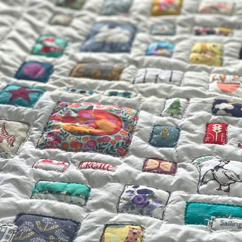 Free I Spy Quilt Tutorial (Easy Raw Edge Applique) Scrappy Applique Quilt, Easy Baby Quilts For Beginners, Ocean Baby Quilt, Scrappy Applique, Free Quilt Patterns For Beginners, Applique Quilts Tutorial, Quilt Stand, Boho Baby Quilt, Beginners Quilt