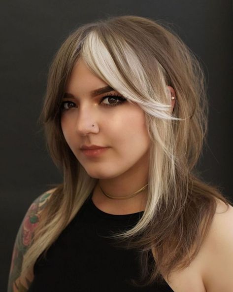 45 Brown And Blonde Hair Inspo Pics To Show Your Stylist 2 Tone Hair Color, Edgy Hair Color, Color Block Hair, Red Balayage Hair, Soft Shag, Hair Color Streaks, Dyed Blonde Hair, Split Hair, Brown Hair With Blonde Highlights