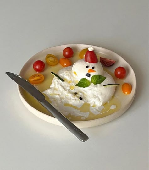 Burrata Appetizer Christmas, Christmas Food Aesthetics Ideas, Snowman Burrata, Unique Christmas Food, Christmas Party Ideas Aesthetic, Christmas Burrata, Burrata Snowman, Christmas Dinner Ideas Decoration, Christmas Dinner Hosting