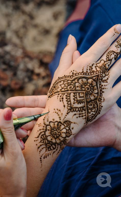 Good online makeup classes will aim to broaden your knowledge of different practices from all around the world, such as the art of #Henna. ❤️️  But when it comes to learning and applying #Hennatattoos, there are definitely DO'S and DON'TS you need to be aware of!  In Part 1 of our two-part breakdown, learn what Henna is, where is comes from, and some of the best (and worst) habits to have! 🙏 How To Learn Henna, What Is Henna, How To Apply Henna, Henna Makeup, Learn Henna, Henna Practice, Makeup Classes, Free Hand Designs, Henna Plant