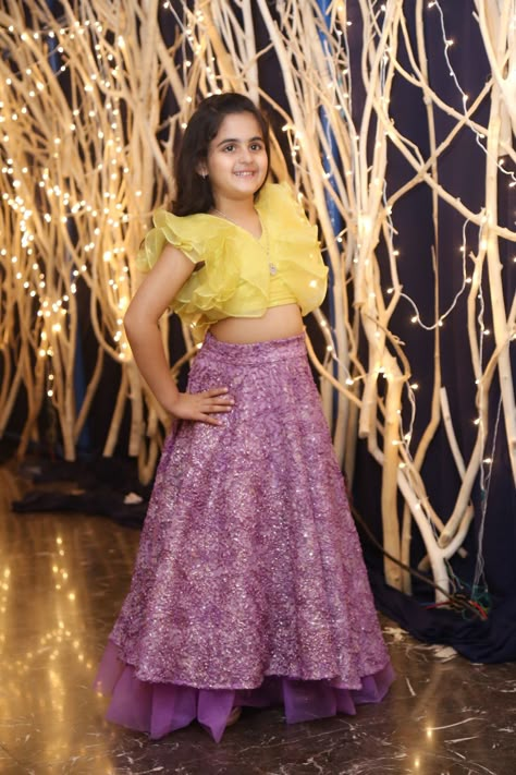 Crop Tops Indian Style, Tops Indian Style, Indian Crop Top, Magam Works, Tops Indian, Crop Top Lehenga, Kids Dress Collection, Kids Wear Girls, Kids Blouse Designs