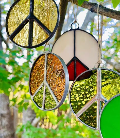 Peace Sign Suncatcher/Ornament Peace Sign Christmas, Beginner Patterns, Feelin Groovy, Stained Glass Patterns Free, Small Ornaments, Mosaic Projects, Wood Ideas, Rolling Stone, Stained Glass Mosaic