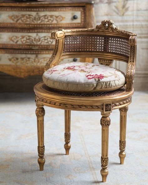 Antique Chair Styles, Shabby Chic Dressing Table, Victorian Style Furniture, Cushion Stool, Wood Chair Design, Bedroom Interior Design Luxury, Reupholster Furniture, French Market, Living Room Bench