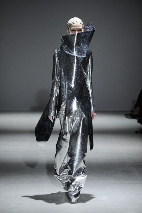 Gareth Pugh RTW Fall 2014 [Photo by Giovanni Giannoni] Futuristic Couture, Dream Sequence, Space Dress, Post Apocalyptic Fashion, Space Fashion, Sci Fi Fashion, Apocalyptic Fashion, Conceptual Fashion, 2014 Trends