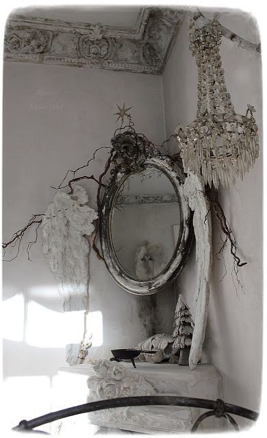 Shabby Chic Mirror Ideas, Goth Home Decor Diy, Wings Decor, White Goth, Paris Chic, Shabby Style, Gothic Home, Gothic House, White Decor