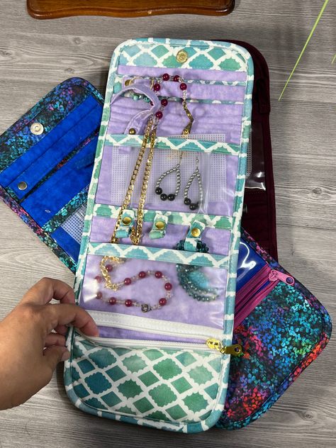 Allie Sew Crafty Jewelry Travel Case Diy Sewing Projects, Diy Jewelry Travel Case, Sewing Organizer Pattern, Toiletry Bag Pattern, Jewelry Storage Diy, Handcrafted Handbags, Travel Jewelry Organizer, Project Organization, Jewelry Organizer Diy