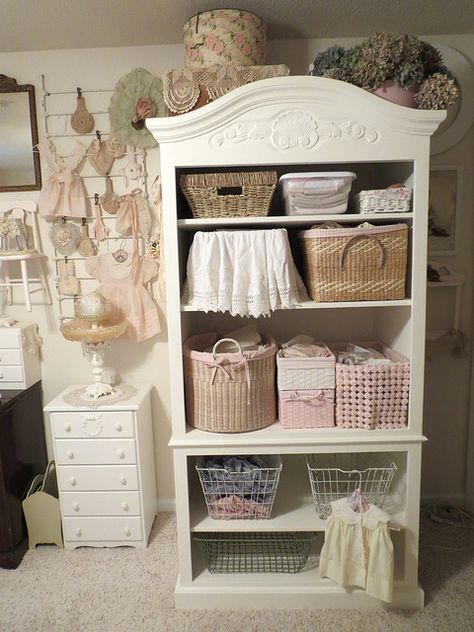 tela cubriendo caja Muebles Shabby Chic, Decoration Shabby, Chic Interior Design, Dekorasi Kamar Tidur, Shabby Chic Interiors, Shabby Chic Bathroom, Shabby Chic Bedrooms, Chic Bathrooms, Chic Interior