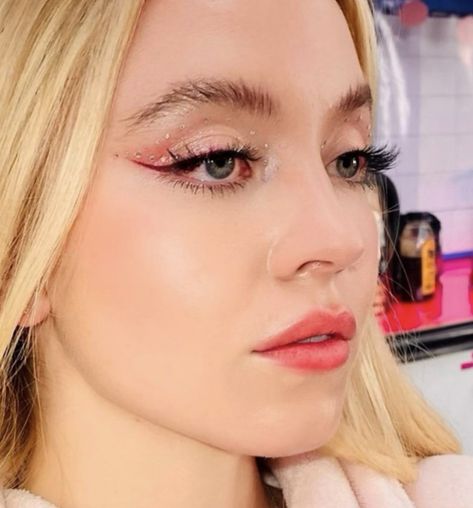 Sidney Sweeney Makeup, Cassie Howard Makeup, Caity Baser, Look Euphoria, Donni Davy, Cassie Howard, Euphoria Aesthetic, Bold Makeup Looks, Eye Makeup Looks