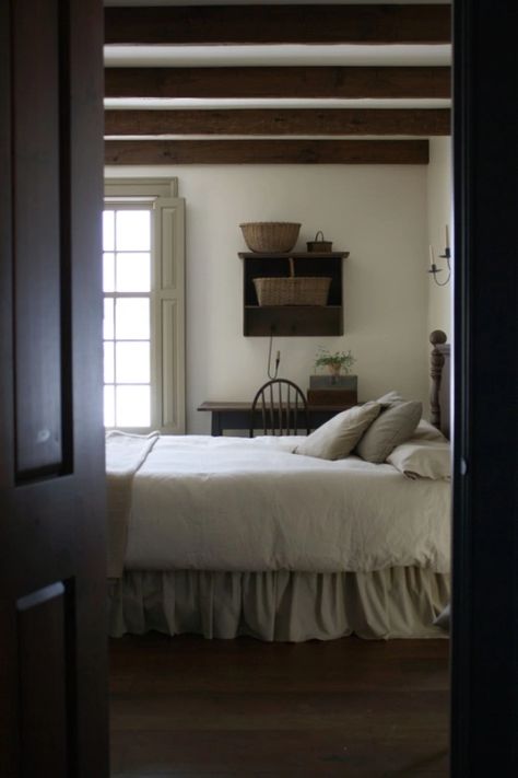 House Tour: amazingly austere American farmhouse | Decorator's Notebook blog Colonial Bedrooms, Primitive Bedroom, Modern Country Style, American Farmhouse, Primitive Homes, Casa Country, Casa Vintage, Colonial Decor, Country Bedroom