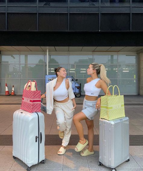 Sophia And Cinzia, Sophia Tuxford, Cute Airport Outfit, Airport Outfit Summer, Airport Travel Outfits, Airport Fits, Shotting Photo, Summer Photos, Airport Outfit