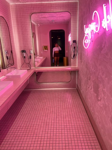 Pink Gym Room, Female Only Gym Design, Pink Home Gym, Pink Gym Aesthetic, Body Fitness Motivation, Dance Studio Design, Gym Business, Dream Gym, Gym Goals