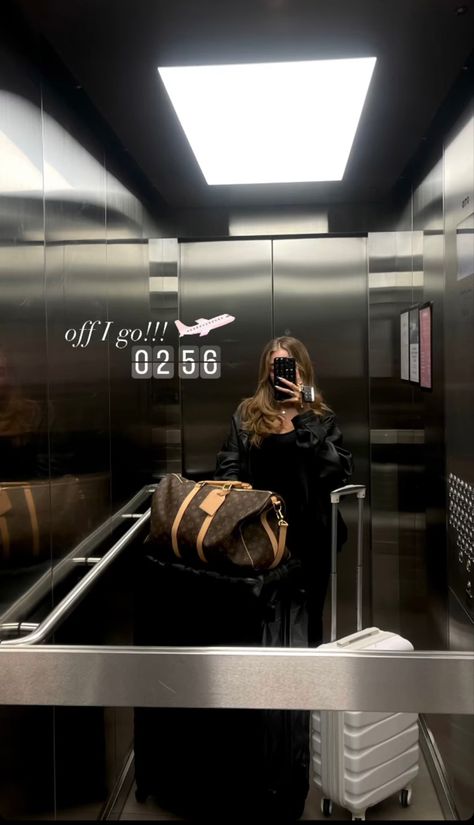 Airport Outfit Dubai, Airport Mirror Pic, Airport Ideas Photo, Airport Selfie Ideas, Packing Snap, Dubai Poses, Casual Travel Outfit, Airport Check In, Travel Instagram Ideas