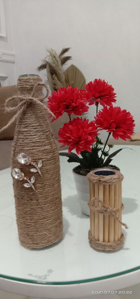 Memanfaatkan botol bekas kecap dengan melilitkan benang goni dan ditambahkan hiasan mute. Menjadi lebih klasik dan cantik. Rope Crafts, Bottles Decoration, Home Decor