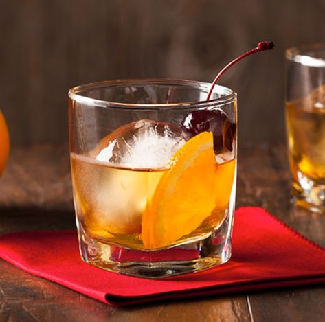 Maker's Mark® Old Fashioned Old Fashion Drink Recipe, Bourbon Drinks Recipes, Bourbon Cider, Old Fashion Cocktail Recipe, Old Fashioned Recipe, Bourbon Recipes, Old Fashioned Drink, 1950s Party, Bourbon Drinks