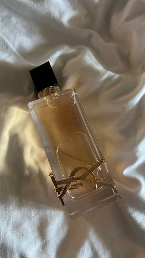 Good Smell Perfume, Luxury Perfume Aesthetic, Smell Good Aesthetic, Gold Perfume Aesthetic, Expensive Perfume Aesthetic, Rich Smelling Perfume, Rich Perfume Aesthetic, Dark Feminine Aesthetic Perfume, Expensive Perfume