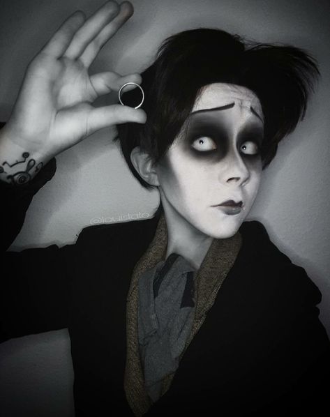 Victor cosplay Victor From Corpse Bride Cosplay, Corpse Bride Cosplay Victor, Victor Makeup Corpse Bride, Victor Halloween Costume, Victor Corpse Bride Cosplay, Tim Burton Makeup Men, Victor Van Dort Cosplay, Victor Corpse Bride Makeup, Victor Corpse Bride Costume