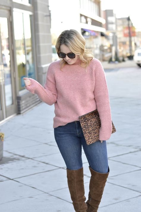 pink sweater outfit idea Pink Jeans Winter Outfit, Pink Fall Outfits Aesthetic, Light Pink Sweater Outfit Winter, Pink Top Outfit Winter, Fall Pink Outfit, Pink Sweater Outfit Fall, Light Pink Sweater Outfit, Pink And Brown Outfits, Pink Sweater Outfit Winter