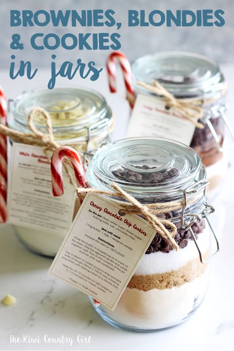 The cutest homemade gift ever - how to make brownies, blondies and chocolate chip cookies in a jar to gift to the baker in your life! They are inexpensive, thoughtful and easy to make. Instructions for layering the jars so that they look perfect and free printable labels with all instructions for how to bake. These jars are the sweetest Christmas gift idea! #thekiwicountrygirl #diy #homemadegift #cookiesinjars #cookies #brownies #blondies #baking #christmas Jar Food Gifts, Mason Jar Cookies Mix, Blondies Cookies, Brownies In A Jar, Cookies In A Jar, Mason Jar Cookies, Christmas Brownies, Homemade Gift Ideas, Jar Food