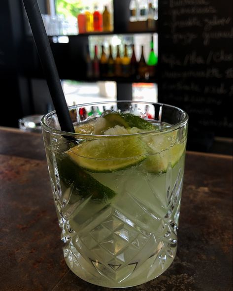 Photo of the traditional drink from Brazil: caipirinha Alcoholic Drinks Party, Drink Ideas Alcoholic, Caipirinha Drink, Drinks For Party, Brazilian Drink, Spring Drinks, Menu Drink, Drinks For Summer, Spring Drink