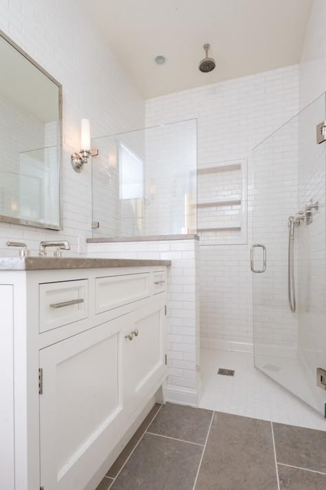 This HGTV bathroom style becomes more streamlined and contemporary with tile walls, shelving built into the shower and a glass shower door. Half Wall Shower, Minimalist Small Bathrooms, Makeover Kamar Mandi, Tile Walk In Shower, Bathroom Shower Doors, Half Walls, Bathroom Remodel Shower, Trendy Bathroom, Bad Design