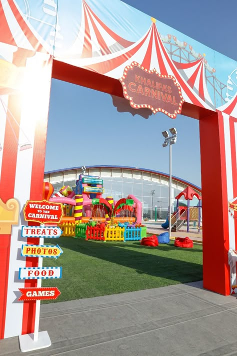 Carnival Entrance Decor, Amusement Park Decorations, Christmas Carnival Theme, Carnival Photo Booth Ideas, Carnival Event Decor, Carnival Theme Event, Carnival Theme Decor, Carnival Entrance, Circus Birthday Party Decorations