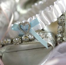 Thinking that a homemade garter would be a cute wedding gift from the MOH. I could make it tiffany blue for "something blue" Unusual Wedding Favours, Prom Garters, Bride Garter, Mom Wedding Dress, Indian Wedding Favors, Garter Wedding, Wedding Favors And Gifts, Blue Garter, Bridesmaid Favors