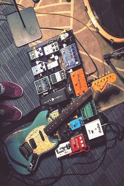 Guitar Pedal Boards, Diy Guitar Pedal, Online Guitar Lessons, Guitar Rig, Guitar Kids, Guitar Obsession, Guitar Photography, Guitar Gear, Easy Guitar