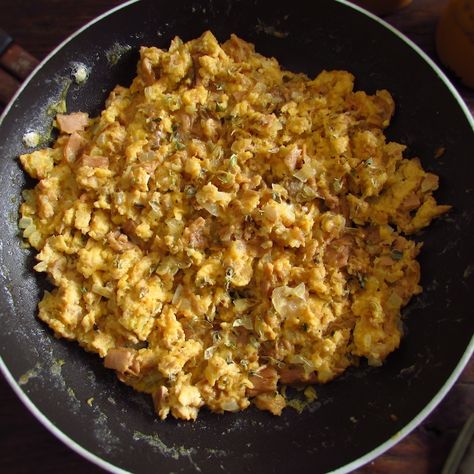 Scrambled eggs with tuna | Food From Portugal. Going to have dinner with friends and want to prepare a different and tasty appetizer? We suggest scrambled eggs with tuna, it's easy to cook and will whet your appetite for the next meal! Try it!!   http://www.foodfromportugal.com/recipe/scrambled-eggs-tuna/ Egg Tuna Recipes, Tuna And Eggs Breakfast, Breakfast With Tuna, Tuna And Egg Recipes, Eggs And Tuna, How To Freeze Eggs, Eggs In Air Fryer, Tuna Food, Eggs Sandwich